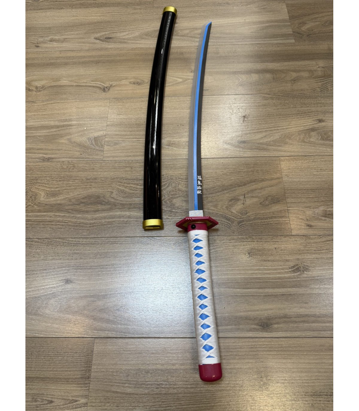 Katana LED Bois Giyu Tomioka Demon Slayer en Bambou détail décoratif